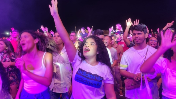 Louvor e adoração marcam 3ª noite de Expoacre